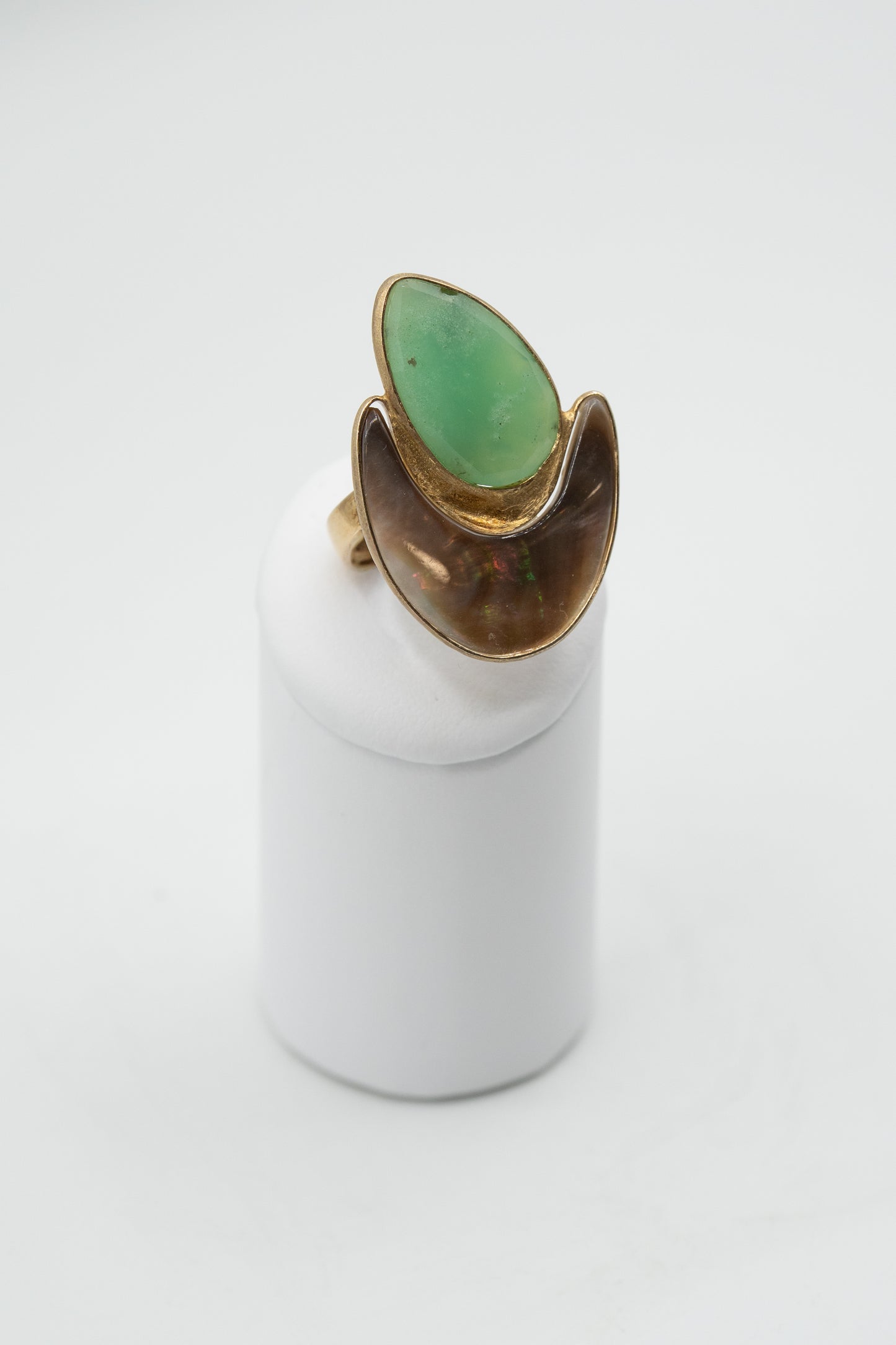 Anello Sorgente Verde in crisoprasio e madreperla, vista prospettica