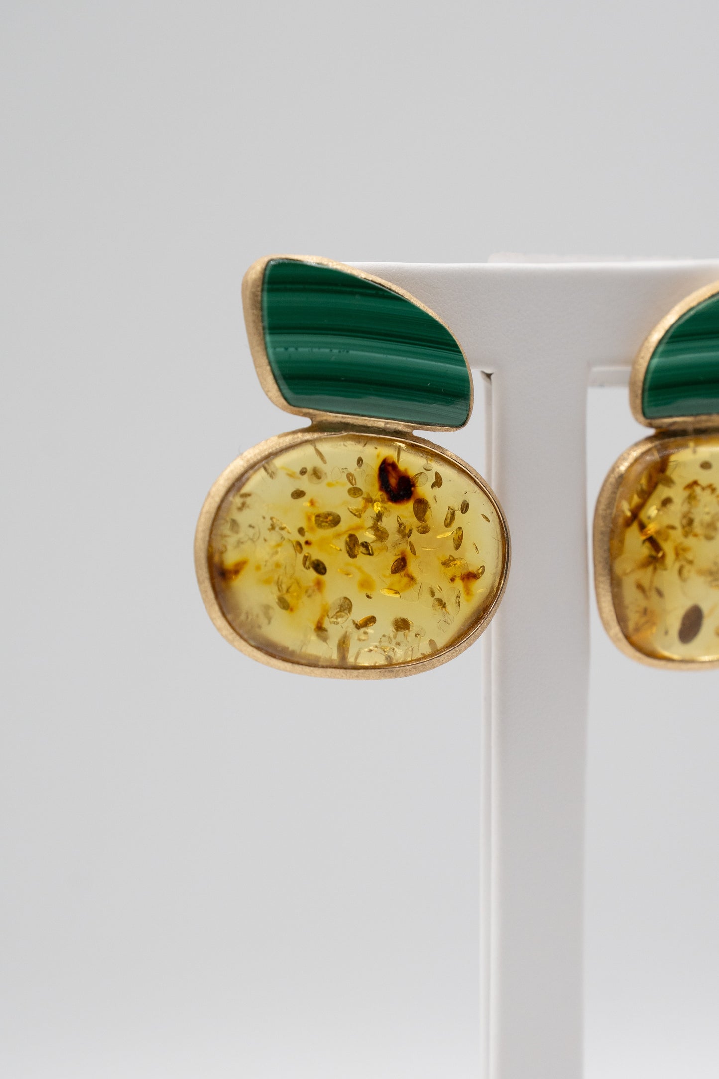 Dettaglio degli orecchini Ambra Verde in malachite e ambra baltica