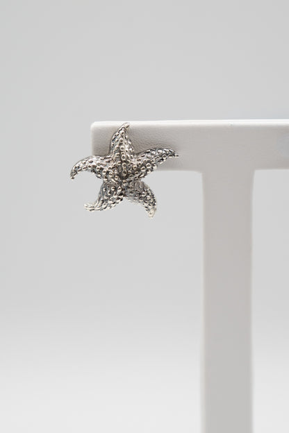 Dettaglio ravvicinato dell’orecchino Marea Stellata in argento con lavorazione materica