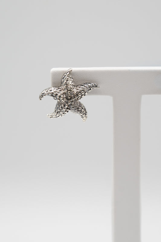 Dettaglio ravvicinato dell’orecchino Marea Stellata in argento con lavorazione materica