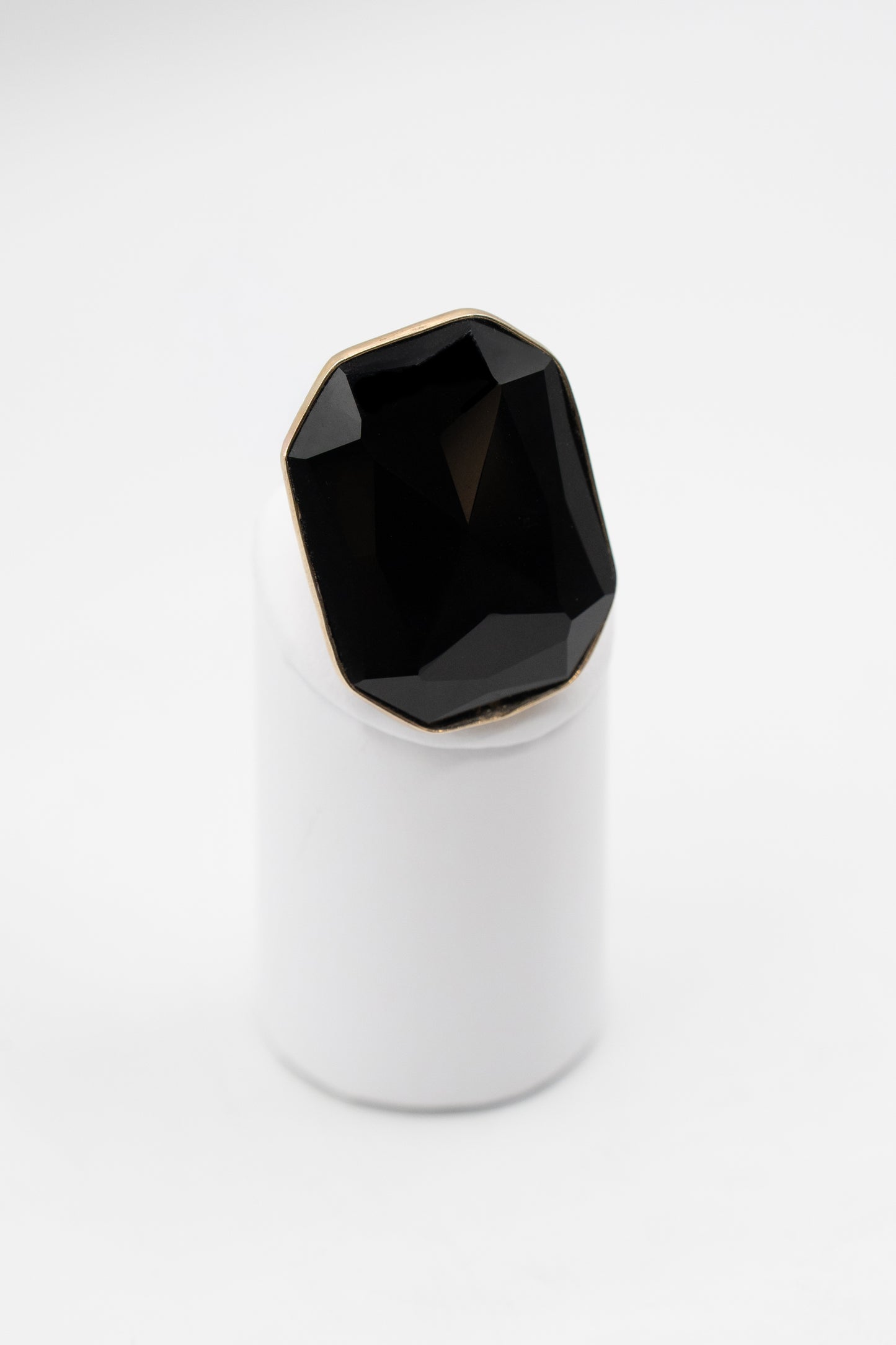 Anello Noctis con grande onice nero sfaccettato, vista frontale