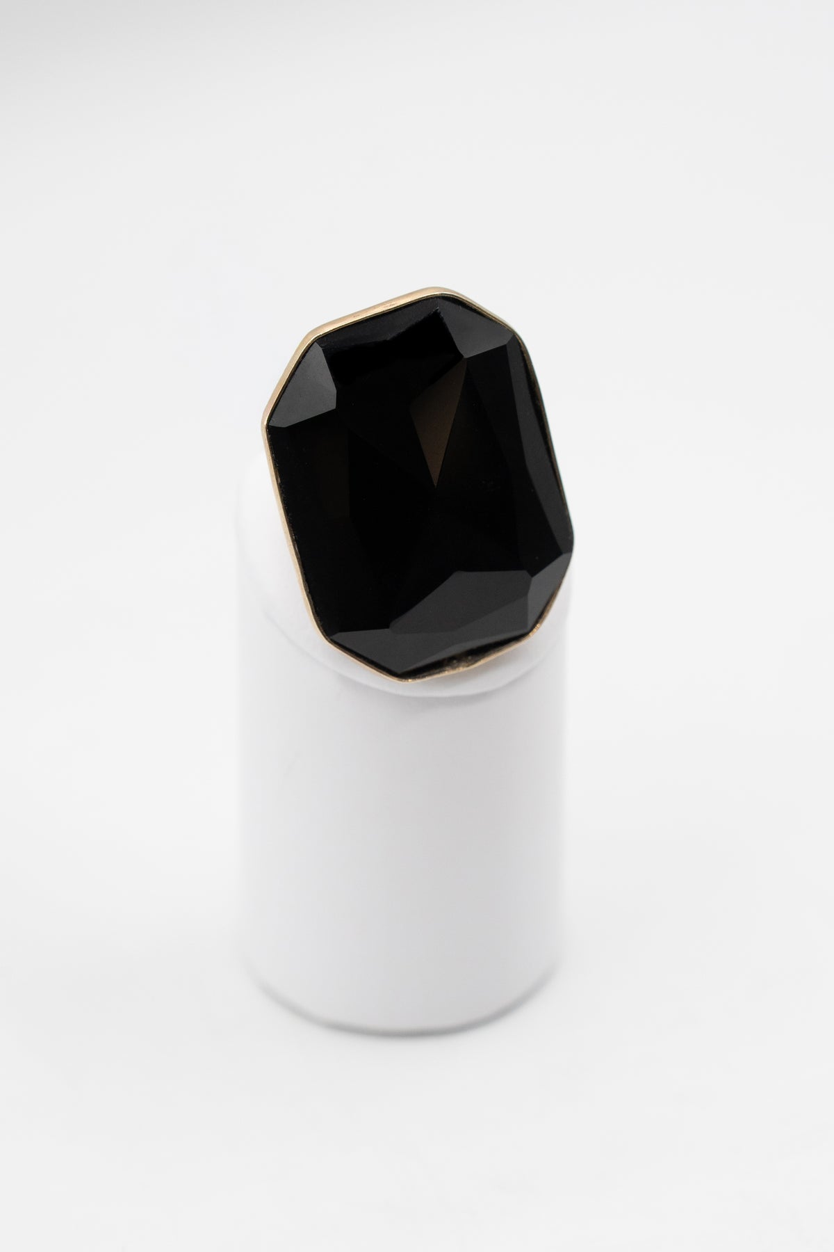 Anello Noctis con grande onice nero sfaccettato, vista frontale