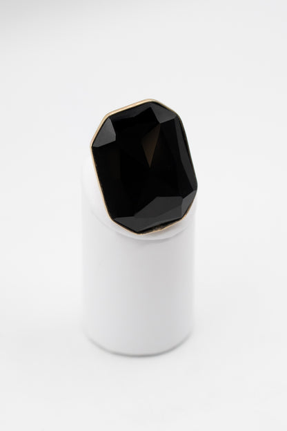 Anello Noctis con grande onice nero sfaccettato, vista frontale