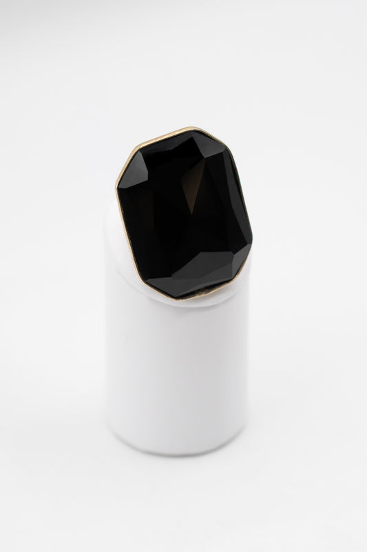 Anello Noctis con grande onice nero sfaccettato, vista frontale