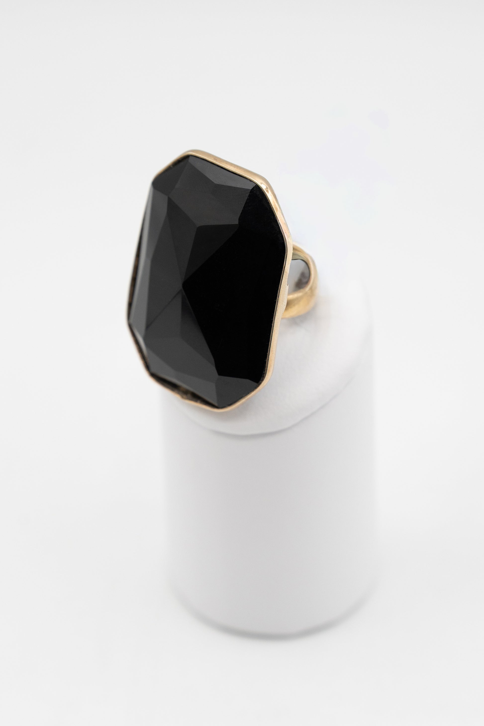 Anello Noctis con onice nero sfaccettato, vista prospettica