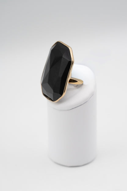 Anello Noctis con onice nero sfaccettato, vista laterale