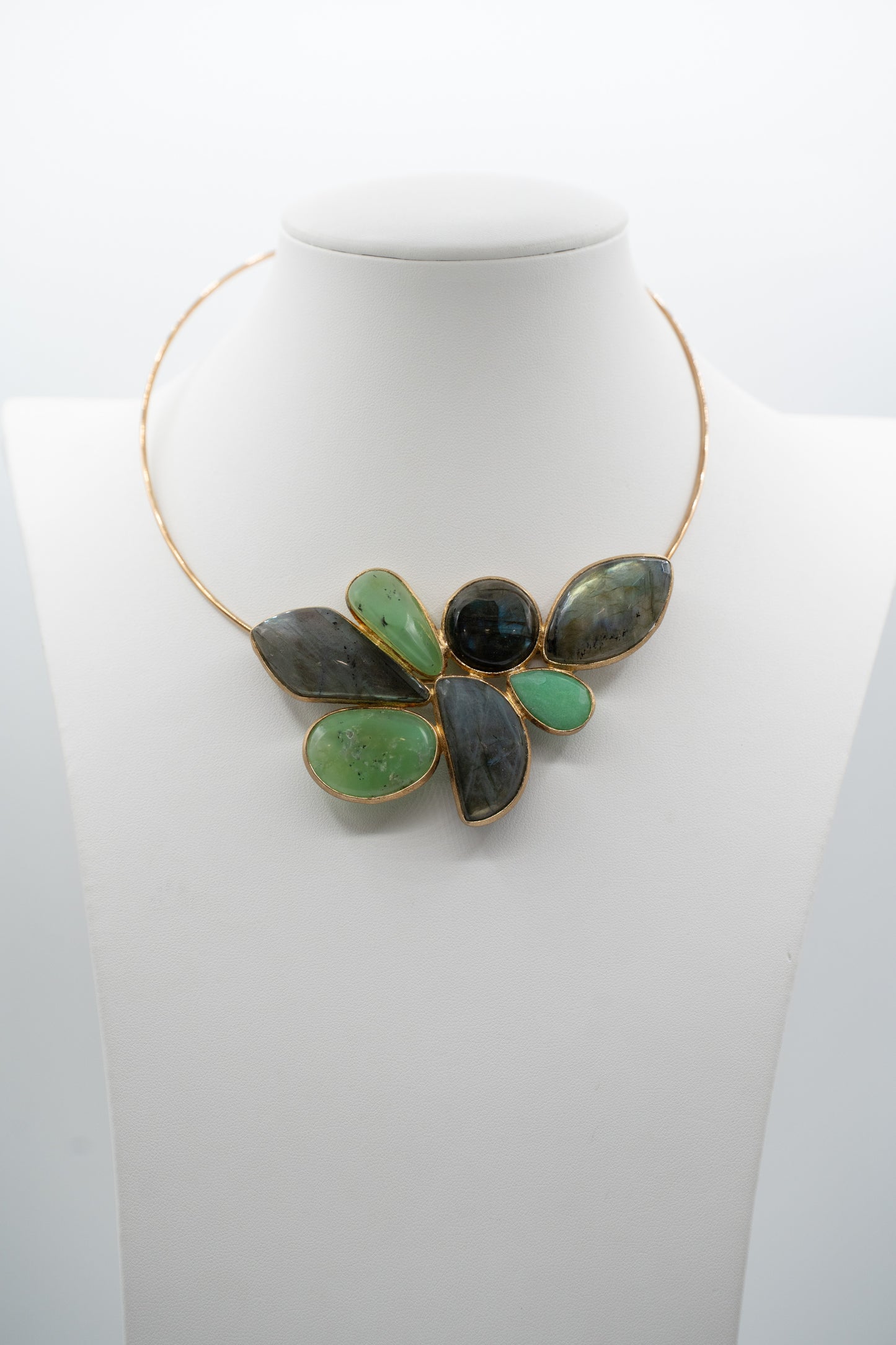 Flora Boreale, collana con labradorite e crisoprasio indossata su espositore