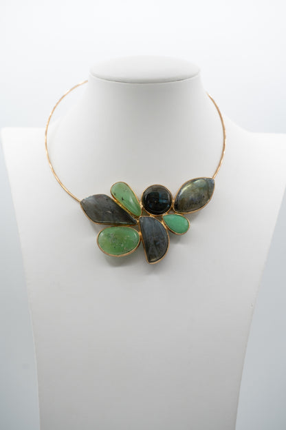 Flora Boreale, collana con labradorite e crisoprasio indossata su espositore