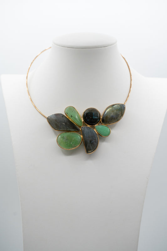 Flora Boreale, collana con labradorite e crisoprasio indossata su espositore