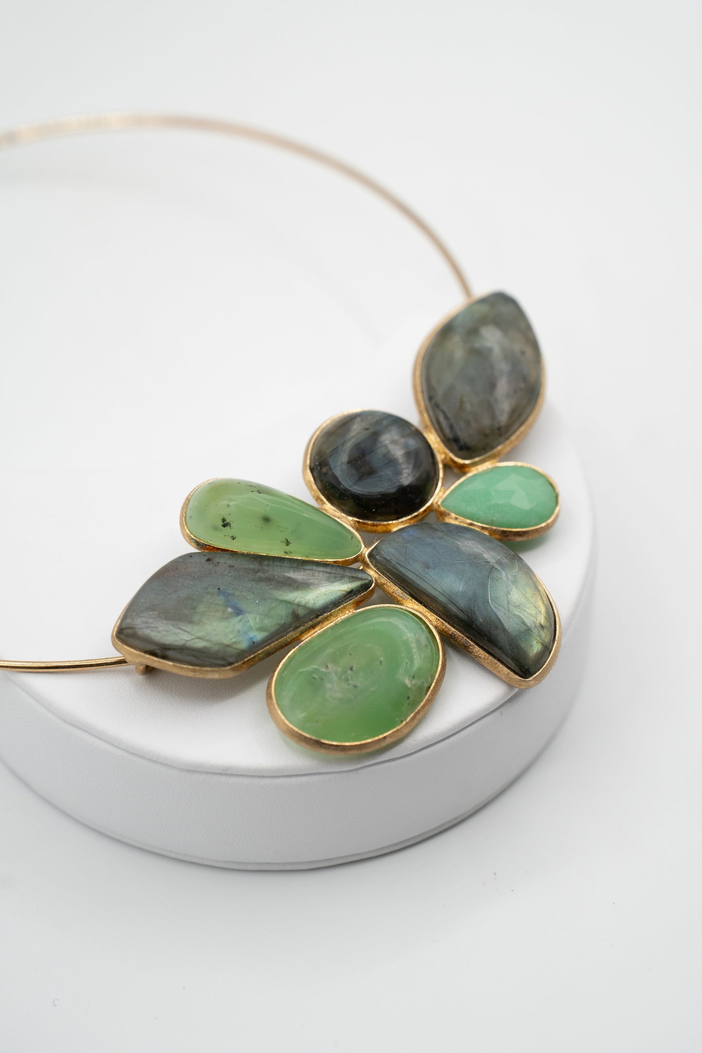 Dettaglio della collana Flora Boreale con labradorite e crisoprasio