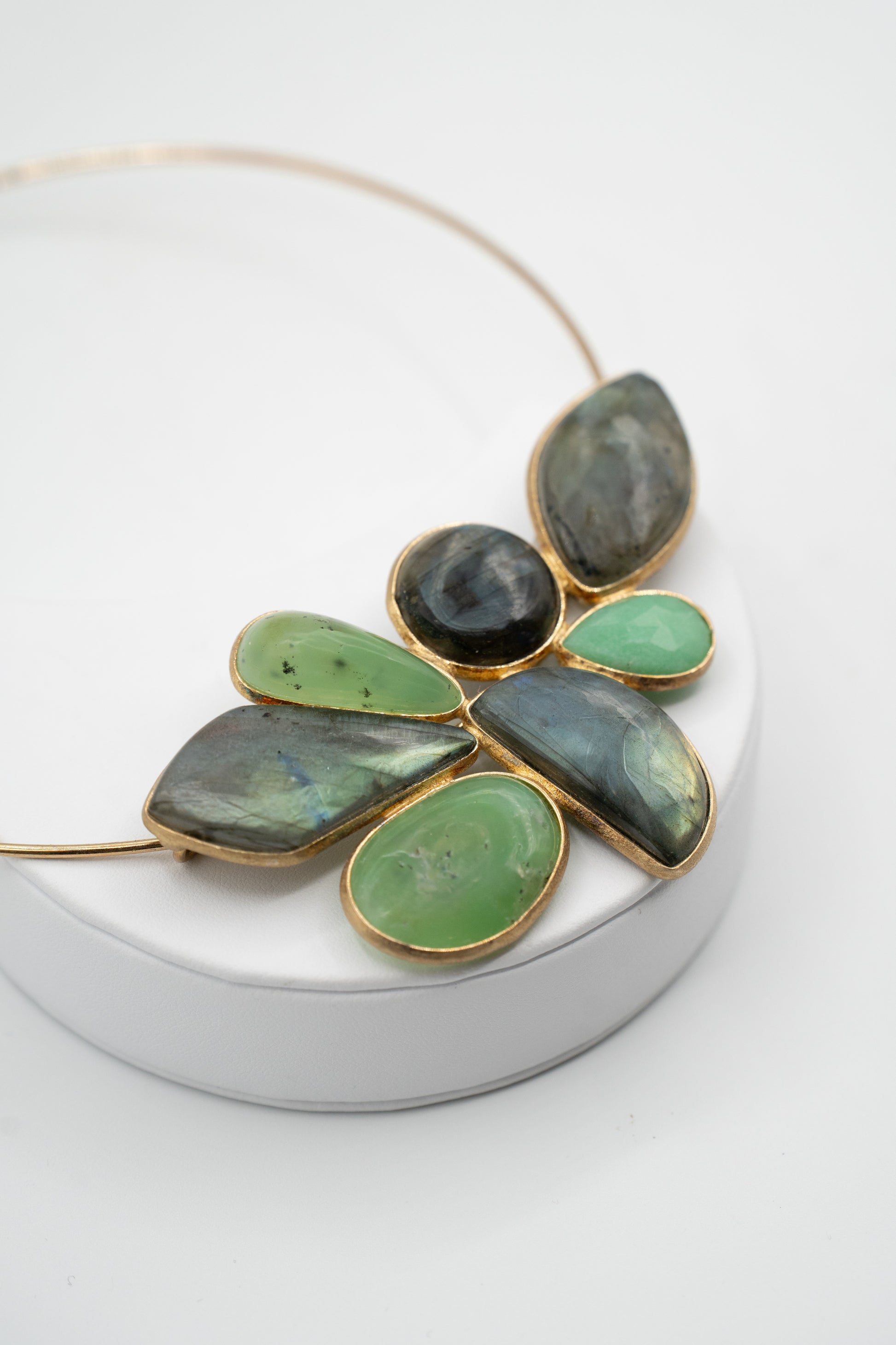 Dettaglio della collana Flora Boreale con labradorite e crisoprasio