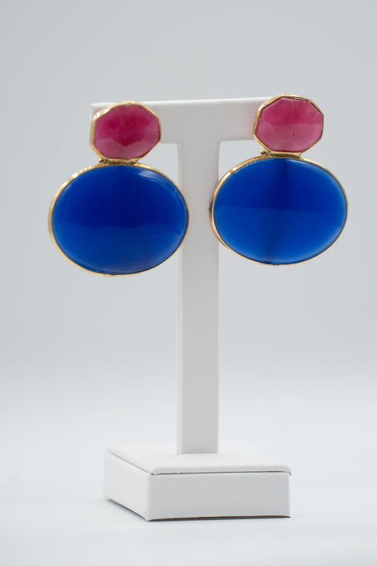 Orecchini Chroma con agata blu e agata fucsia, vista frontale