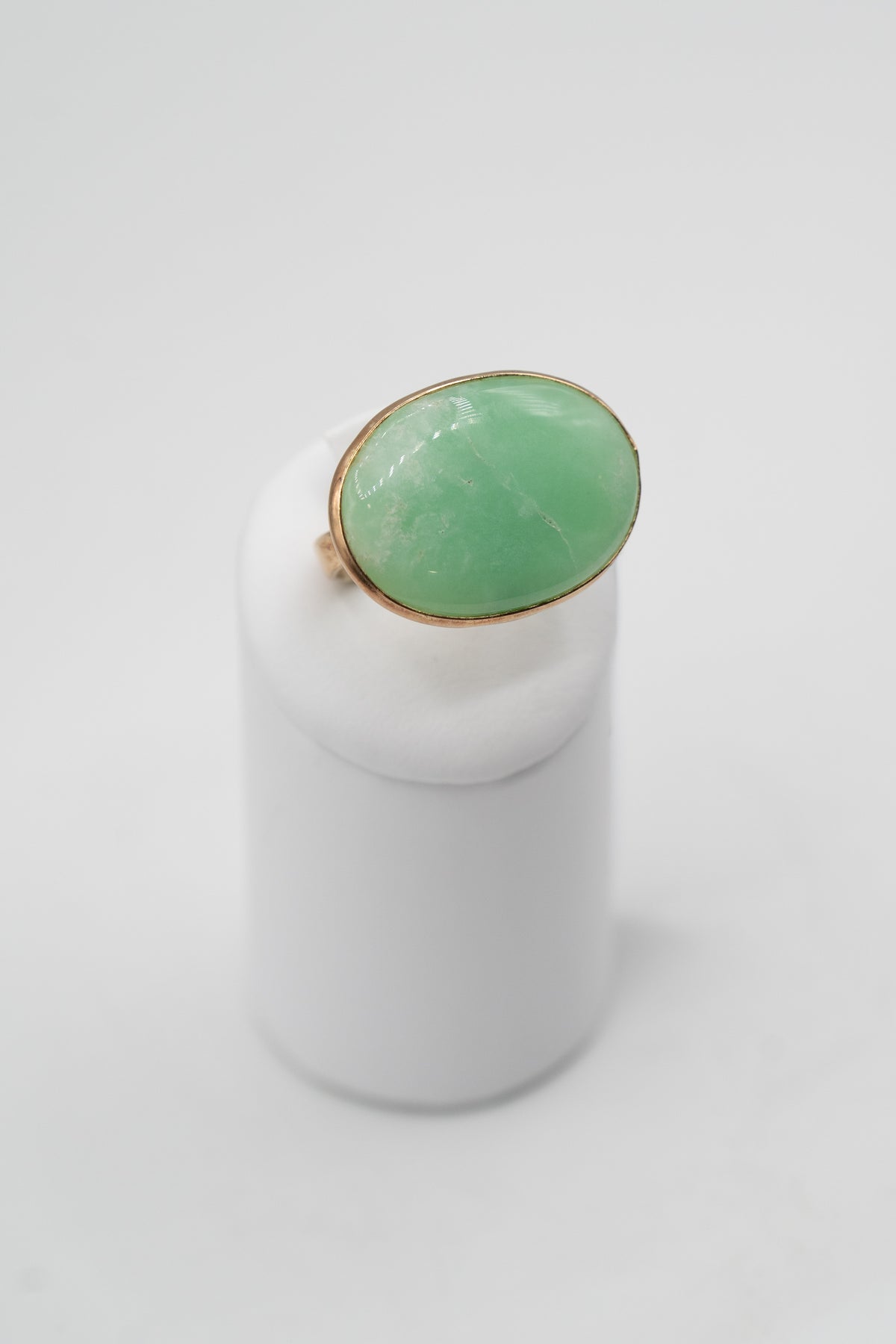 Anello Verde Segreto con crisoprasio, vista frontale prospettica