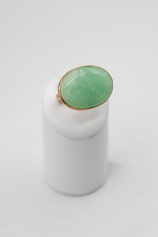 Anello Verde Segreto con crisoprasio, vista frontale prospettica