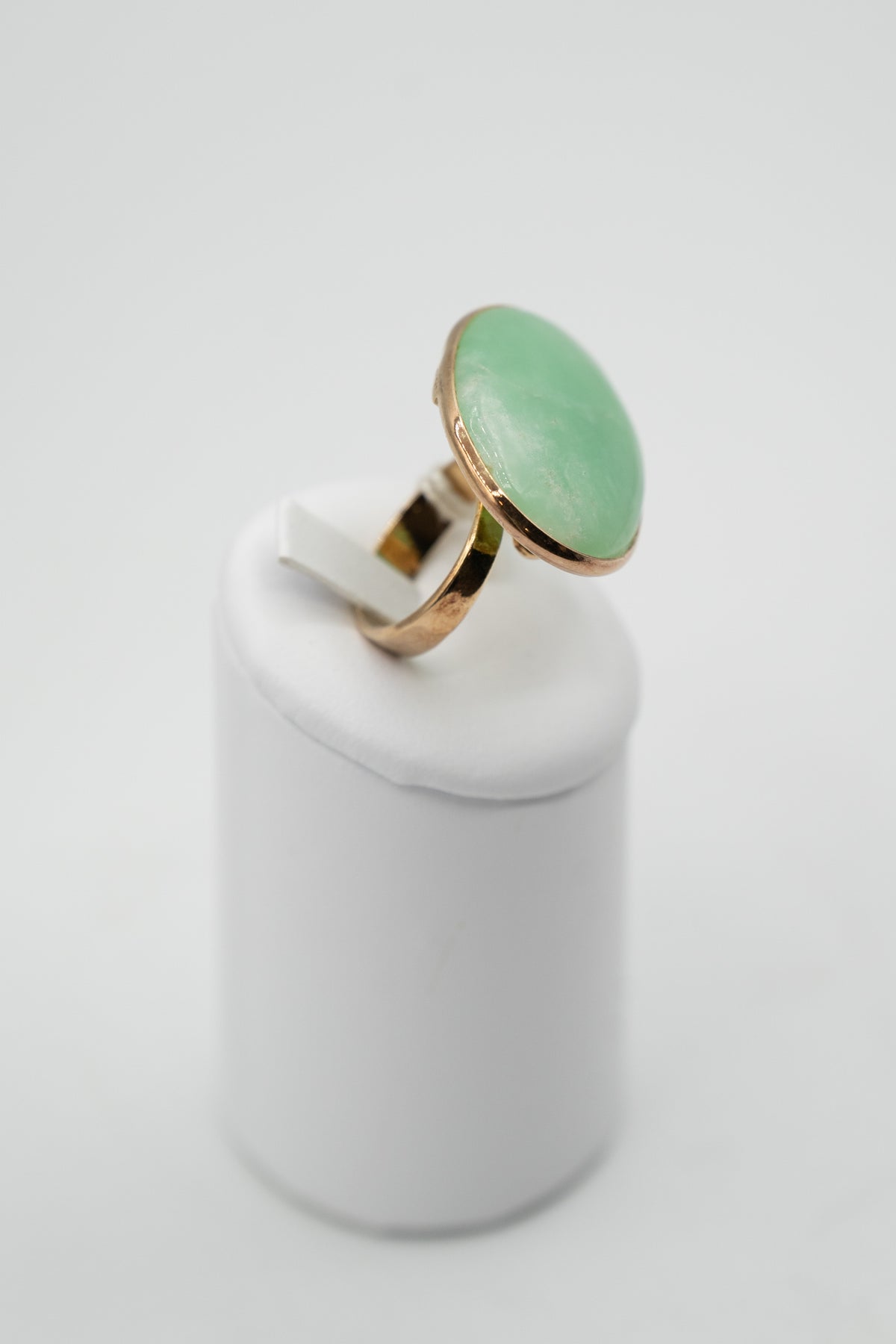Anello Verde Segreto con crisoprasio, dettaglio laterale della montatura