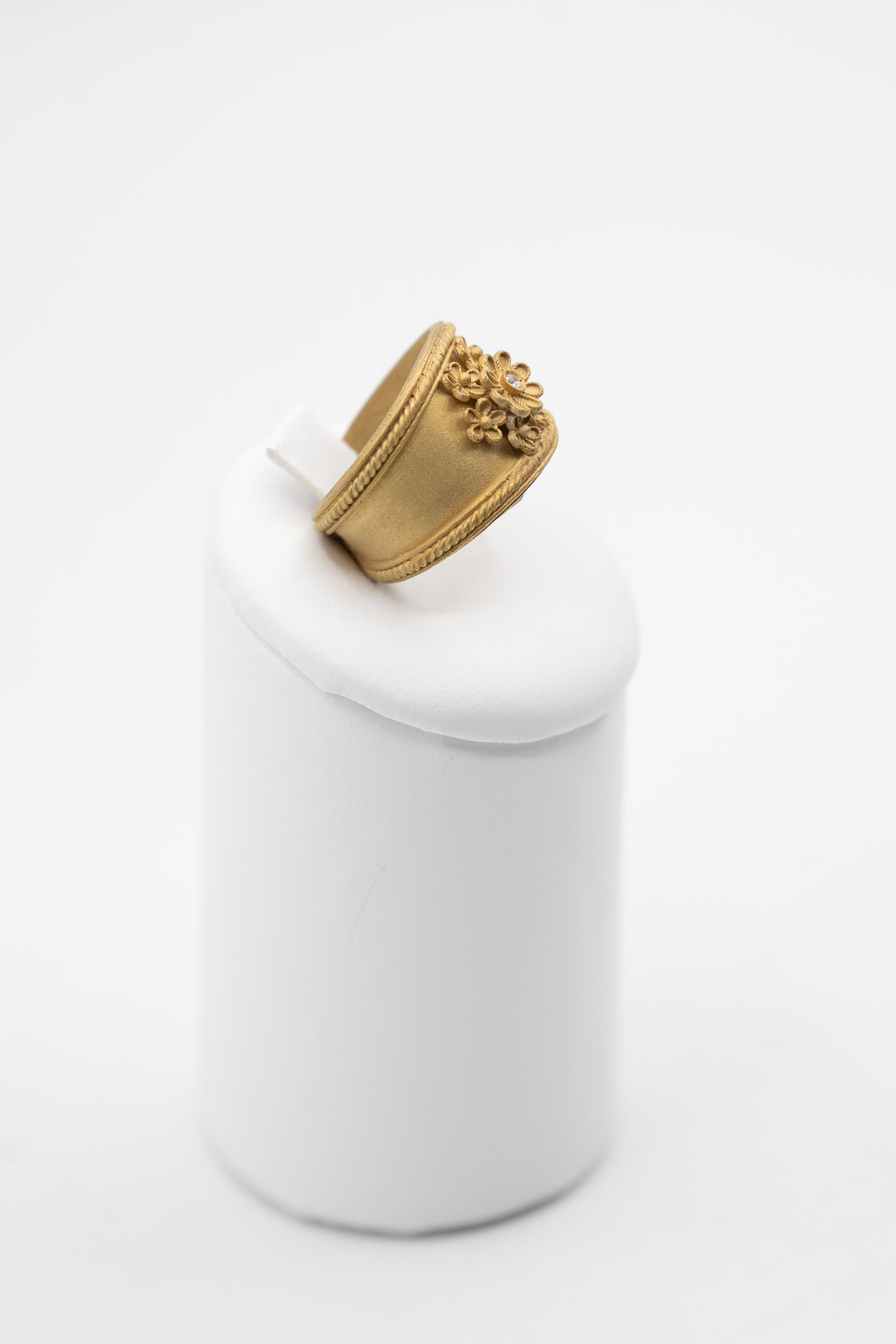 Anello Memoria Aurea, dettaglio laterale della lavorazione