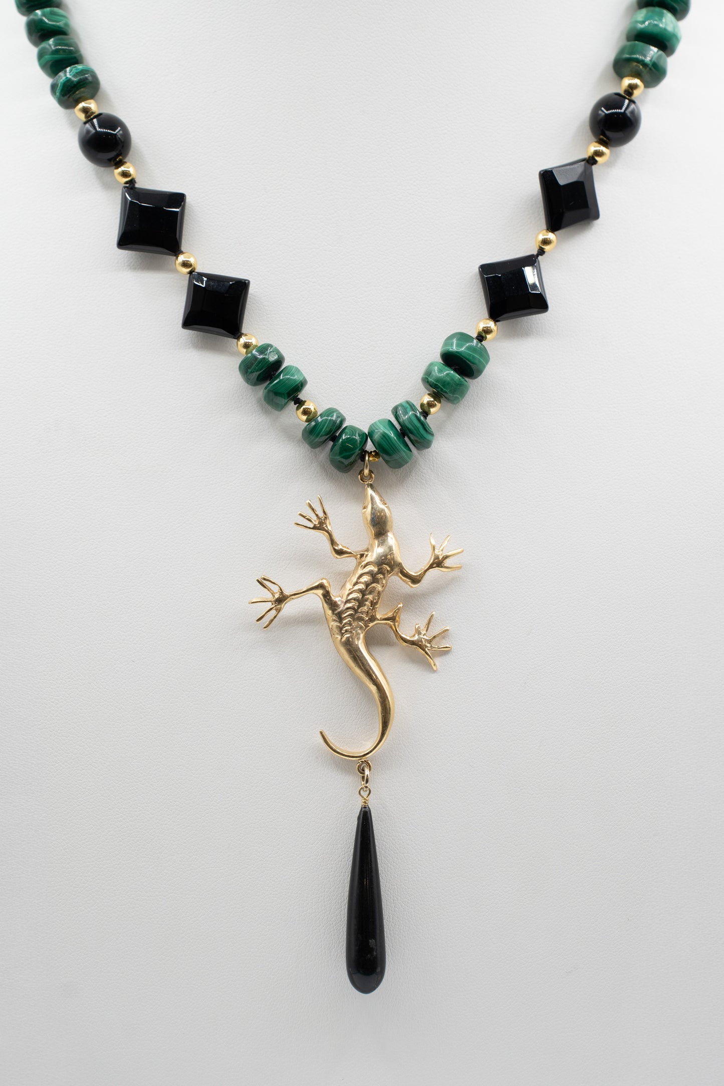 Dettaglio centrale della collana Guardiano Verde in onice e malachite