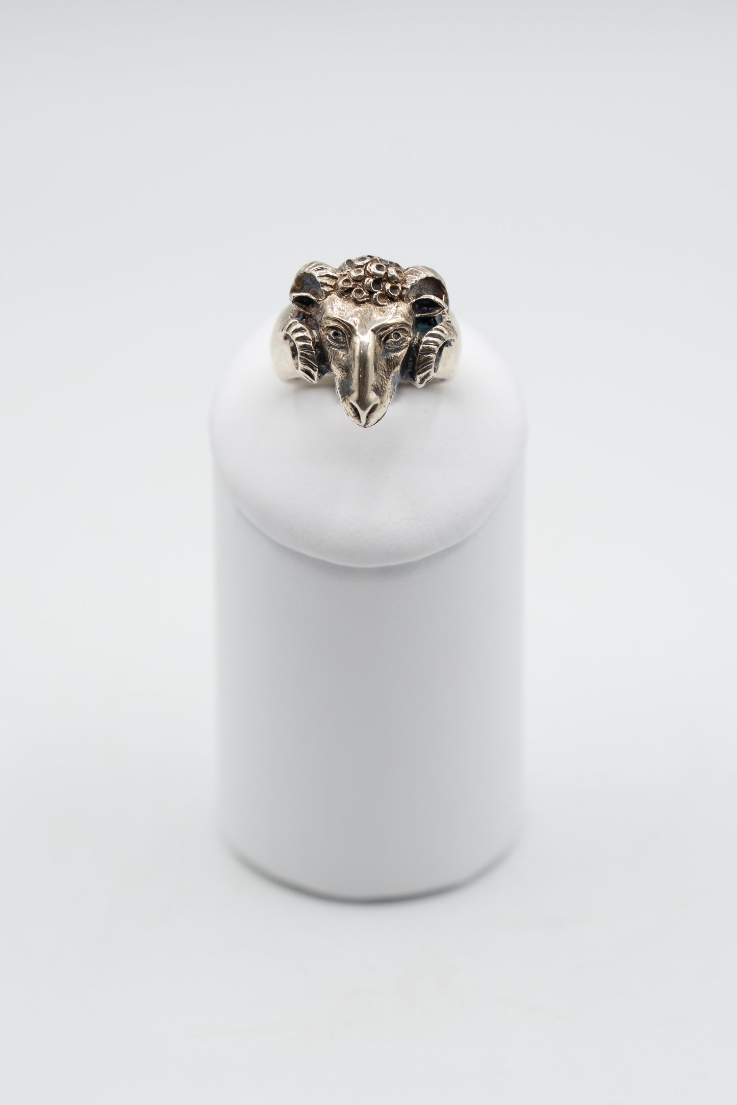 Anello Aries Brunito con testa d’ariete in argento 925, vista frontale