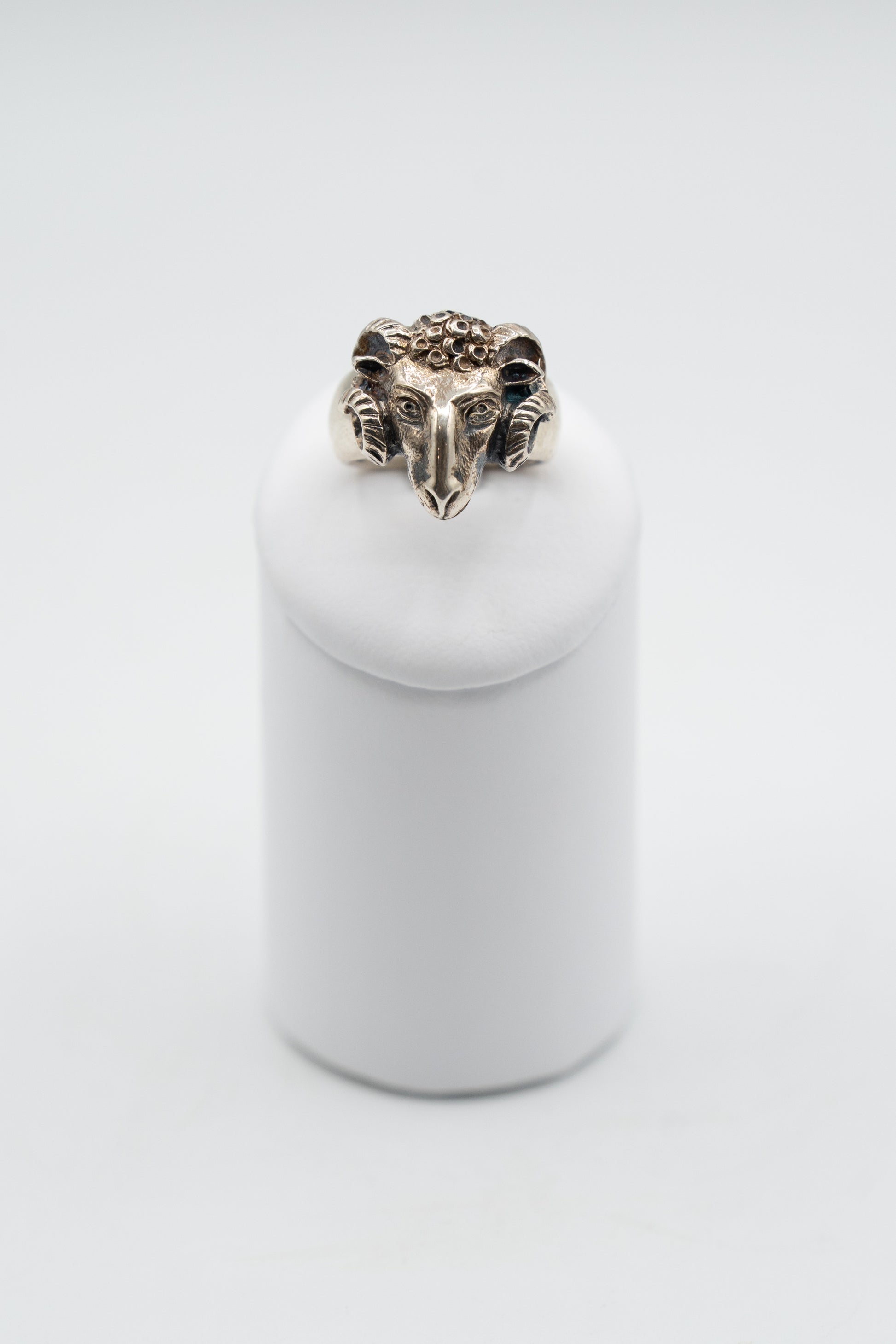 Anello Aries Brunito con testa d’ariete in argento 925, vista frontale