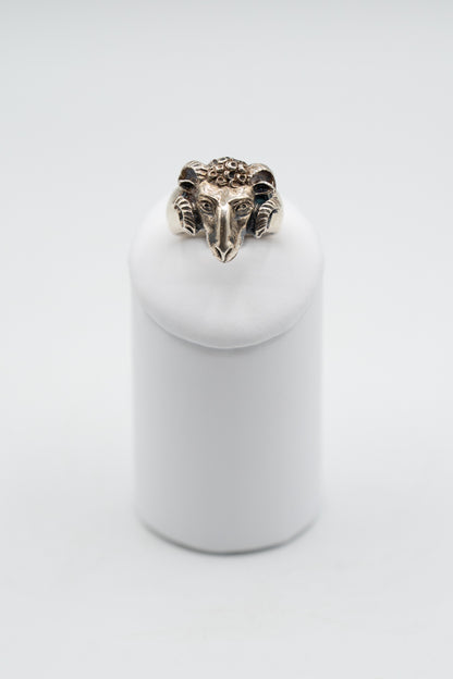 Anello Aries Brunito con testa d’ariete in argento 925, vista frontale