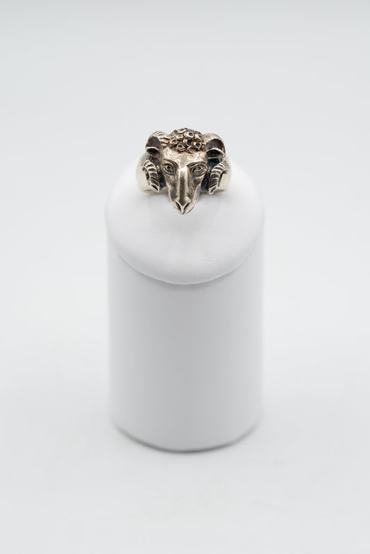 Anello Aries Brunito con testa d’ariete in argento 925, vista frontale