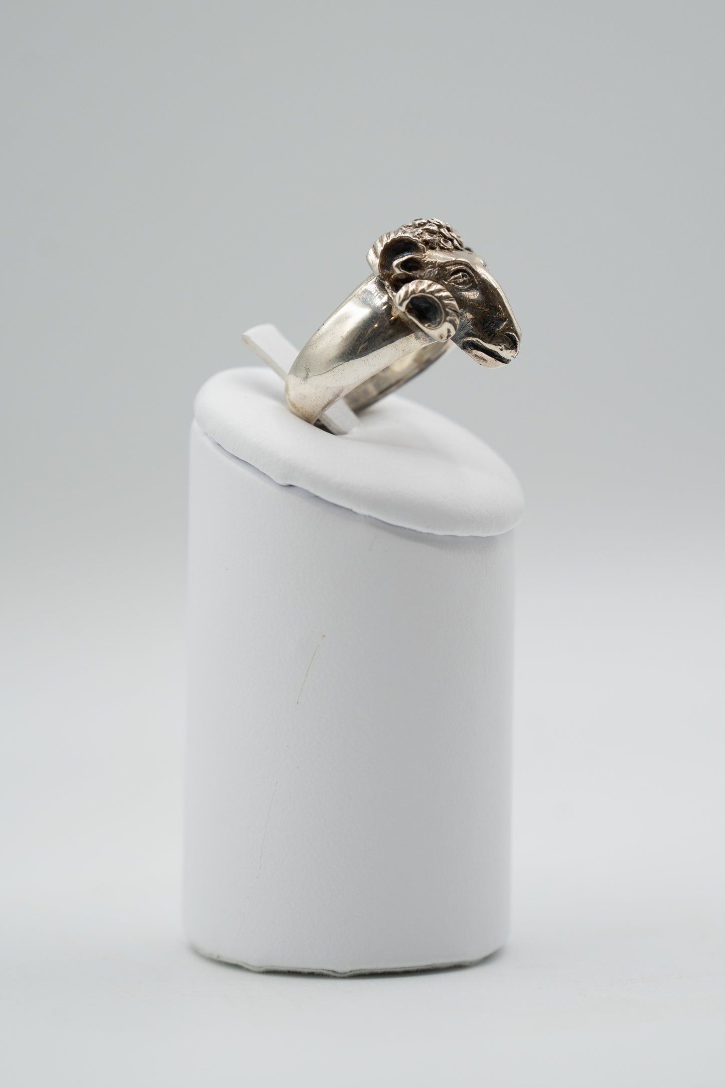 Anello Aries Brunito, dettaglio laterale della montatura