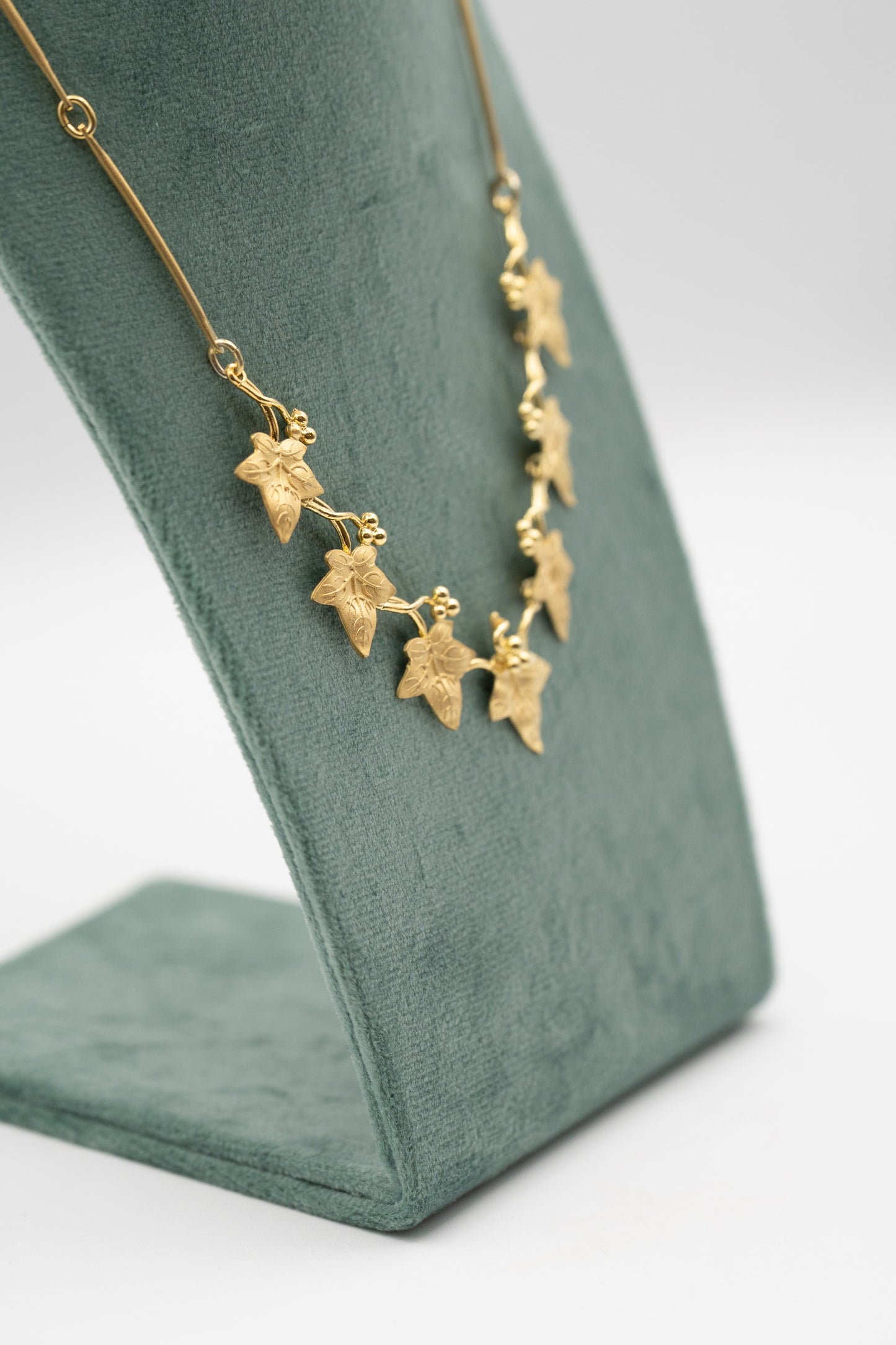 Collana Edera Aurea, dettaglio laterale degli elementi a foglia