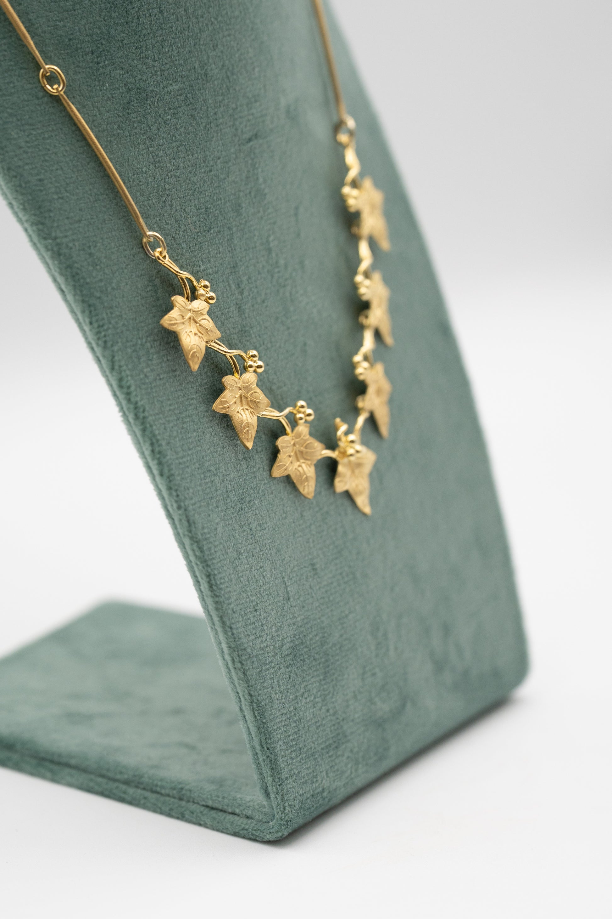 Collana Edera Aurea, dettaglio laterale degli elementi a foglia