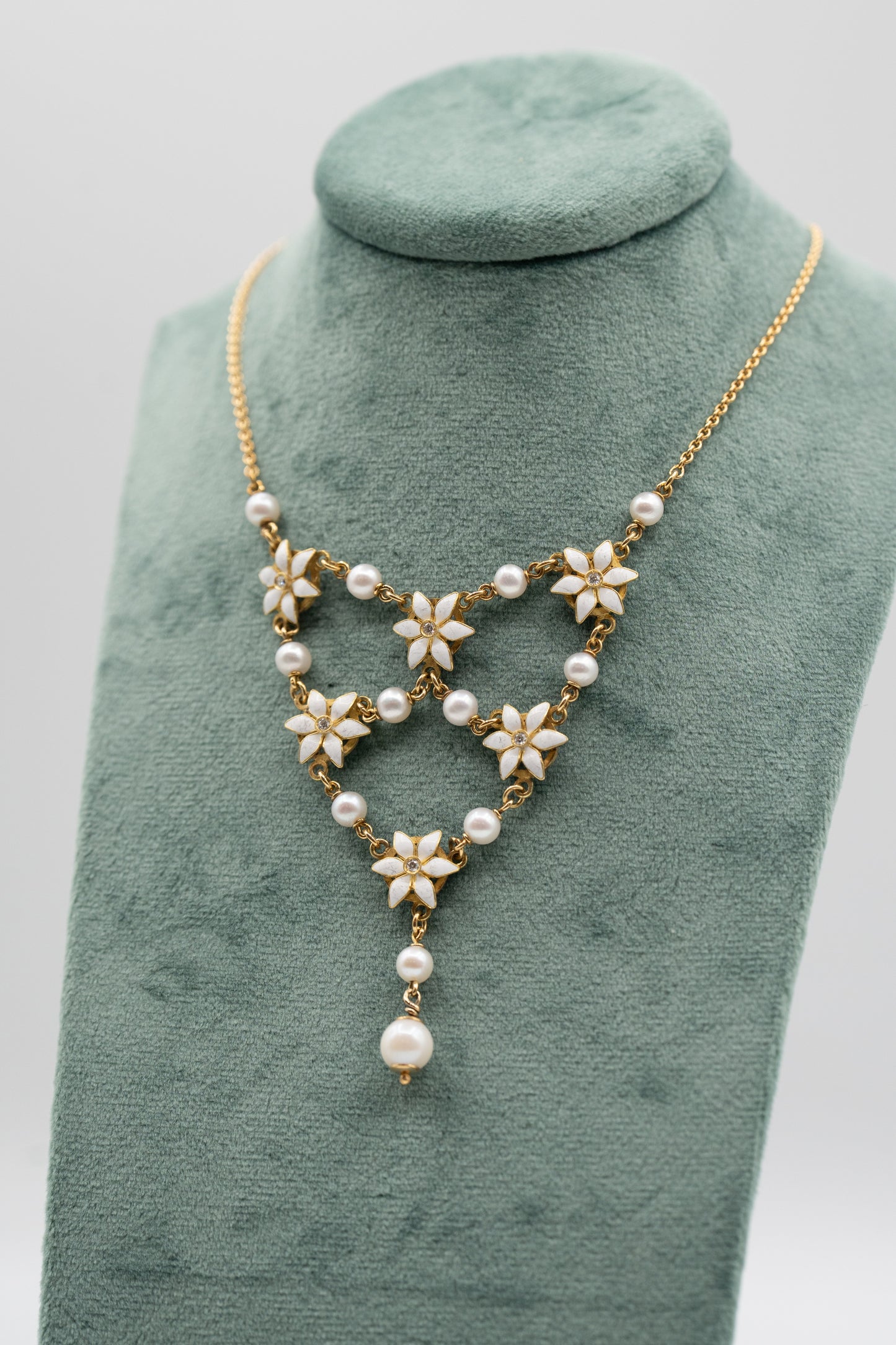 Dettaglio della collana Giardino di Perle con elementi floreali e perle