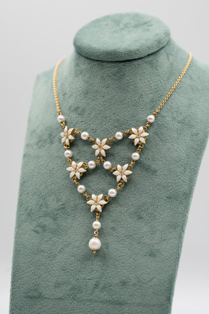 Dettaglio della collana Giardino di Perle con elementi floreali e perle