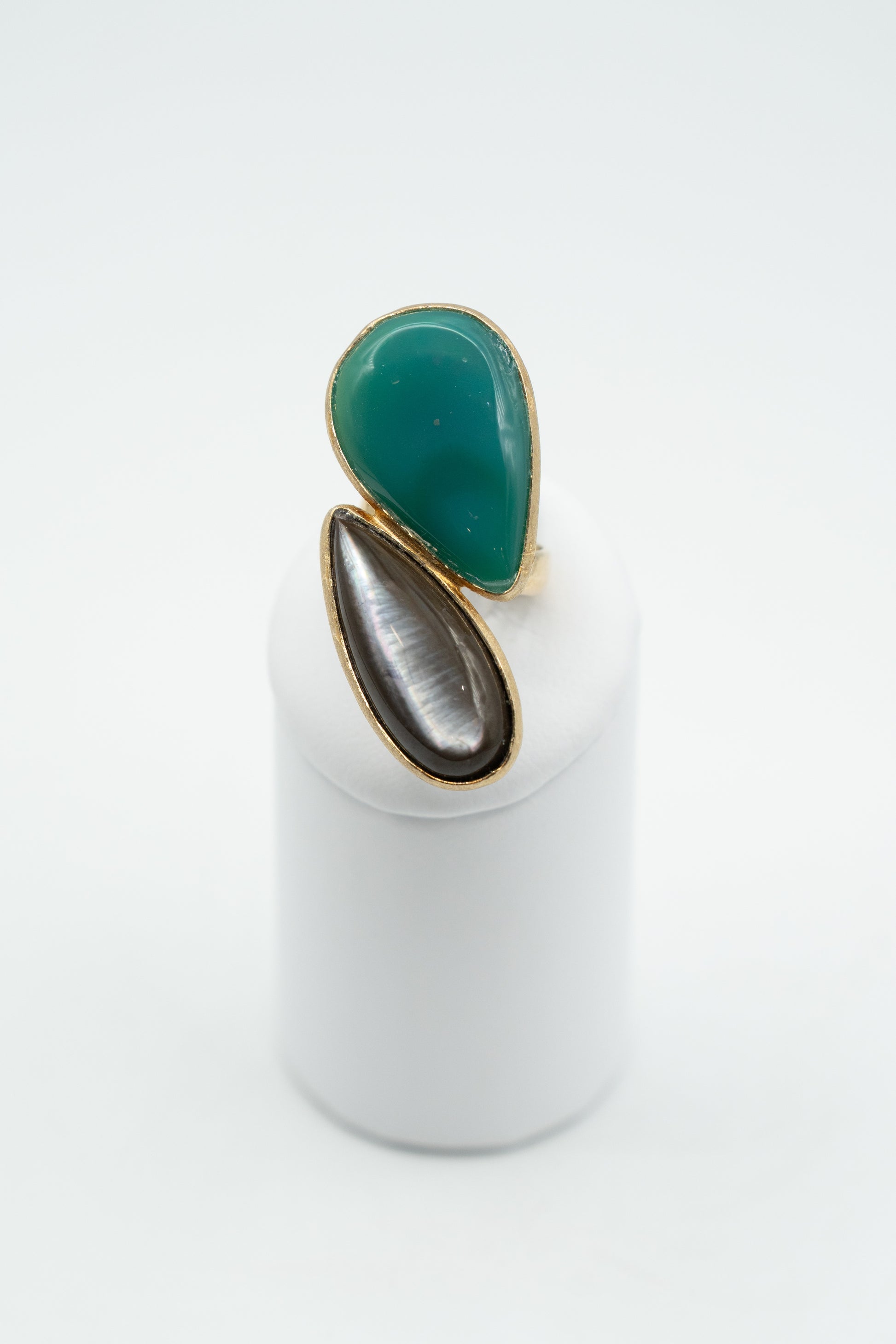 Anello Doppia Essenza con madreperla e agata verde, vista frontale