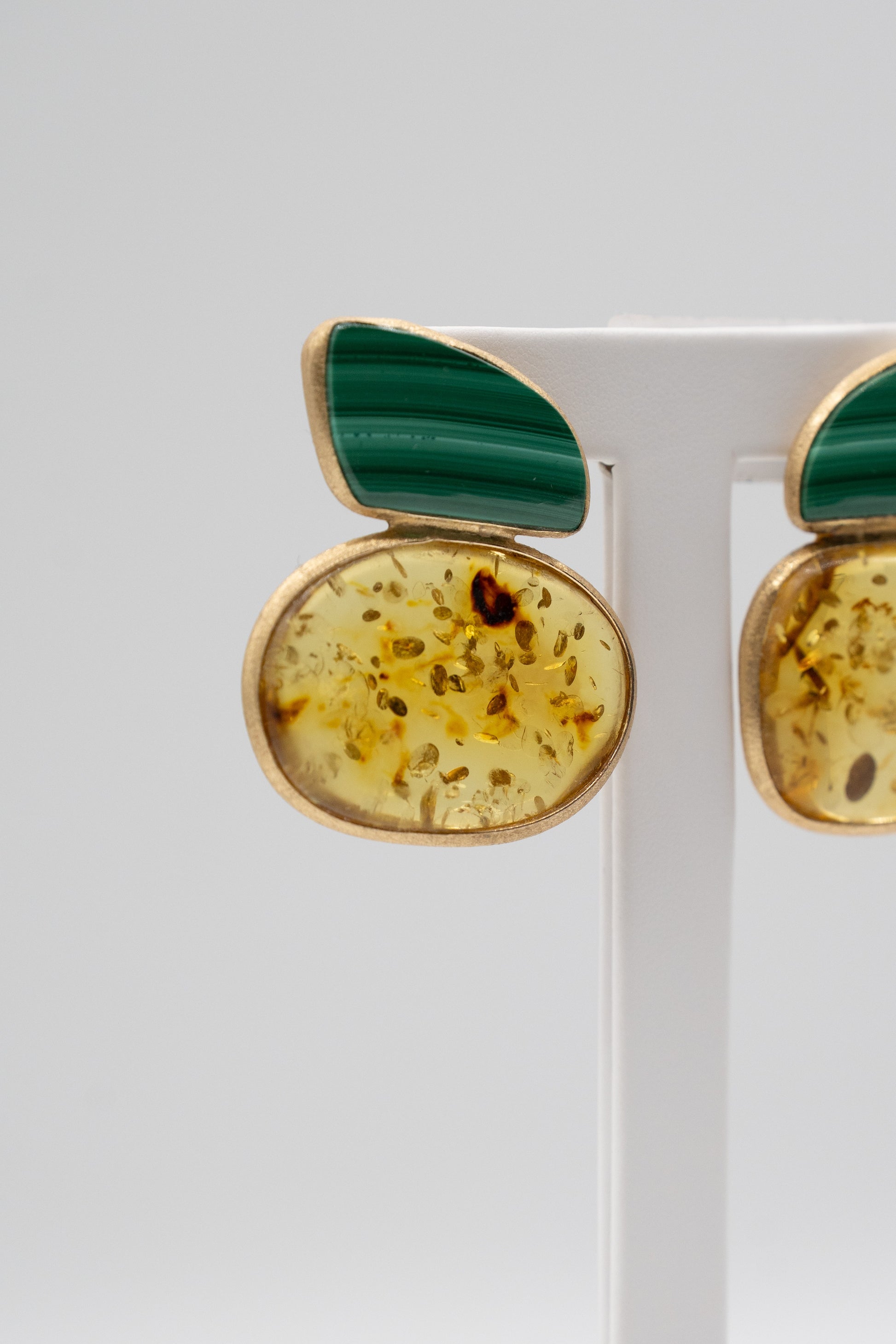 Dettaglio degli orecchini Ambra Verde in malachite e ambra baltica