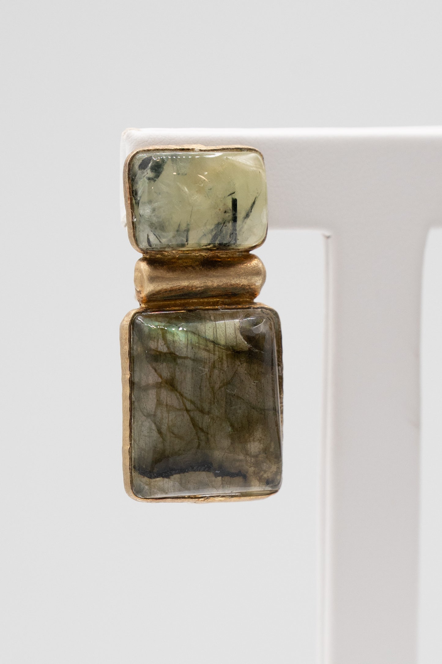 Dettaglio di Bosco di Luce con labradorite e olivina verde